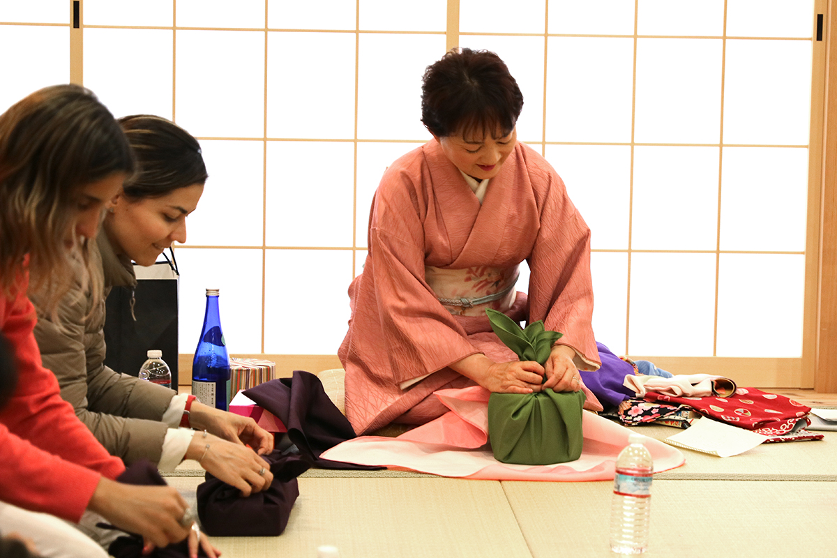 観光客に人気のふろしき体験